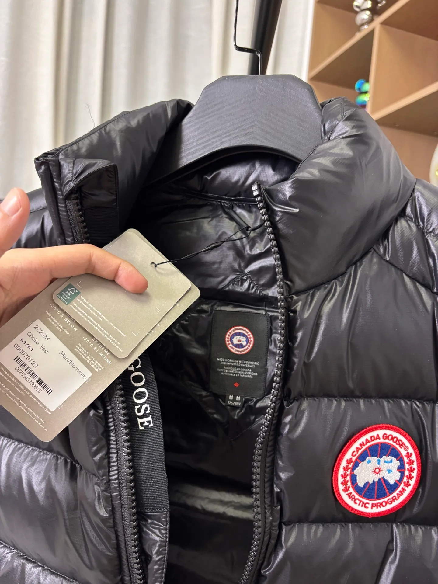 P570 Style number: DC221# [Canada Goose] CROFTON Canada Goose series lightweight 90 down vest R water-repellent treatment Winall windproof fabric 90 white duck down 700 down filling Original mold opening 1:1 Detailed production The upper body effect is stunning The highest version on the market Six sizes~ Color: Black Silver Size: XS-XXL [Picture 9️⃣ Size chart]